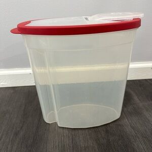 Rubbermaid 1.5 gallon sealable container - great condition